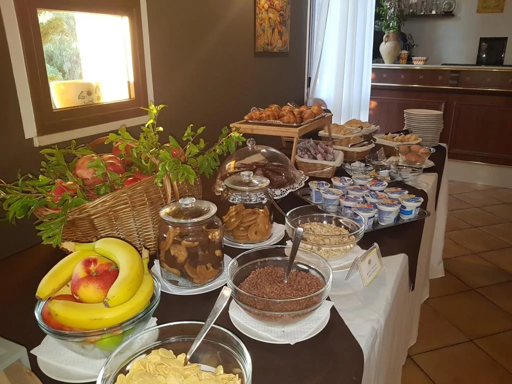 Buffet della colazione con frutta fresca, biscotti, yogurt e cereali