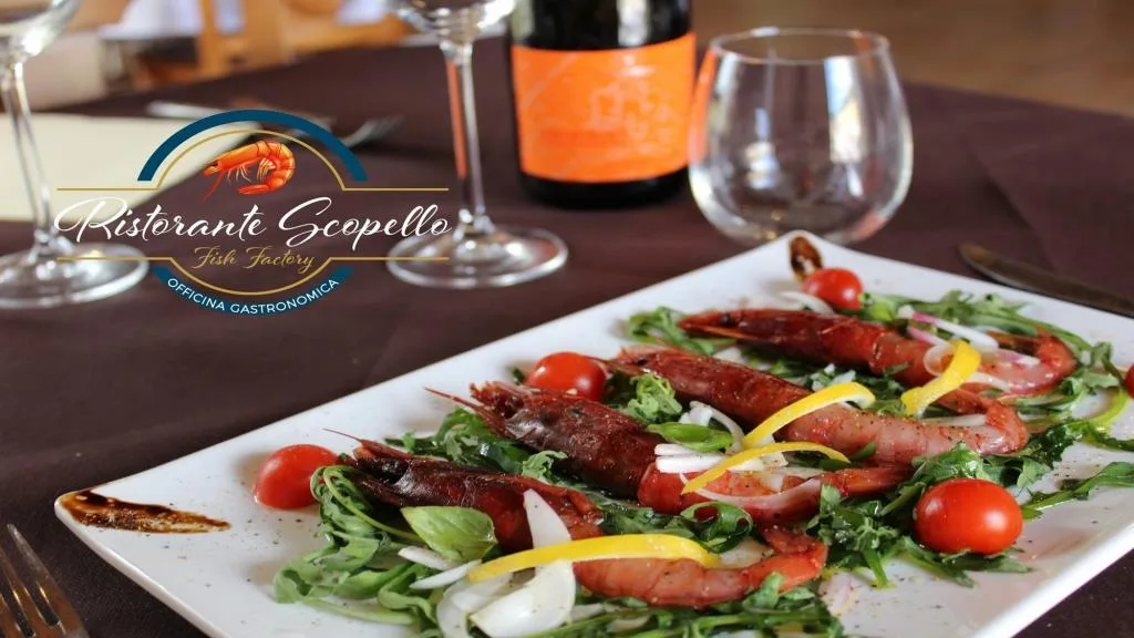 Piatto di gamberi rossi con rucola e pomodorini del ristorante