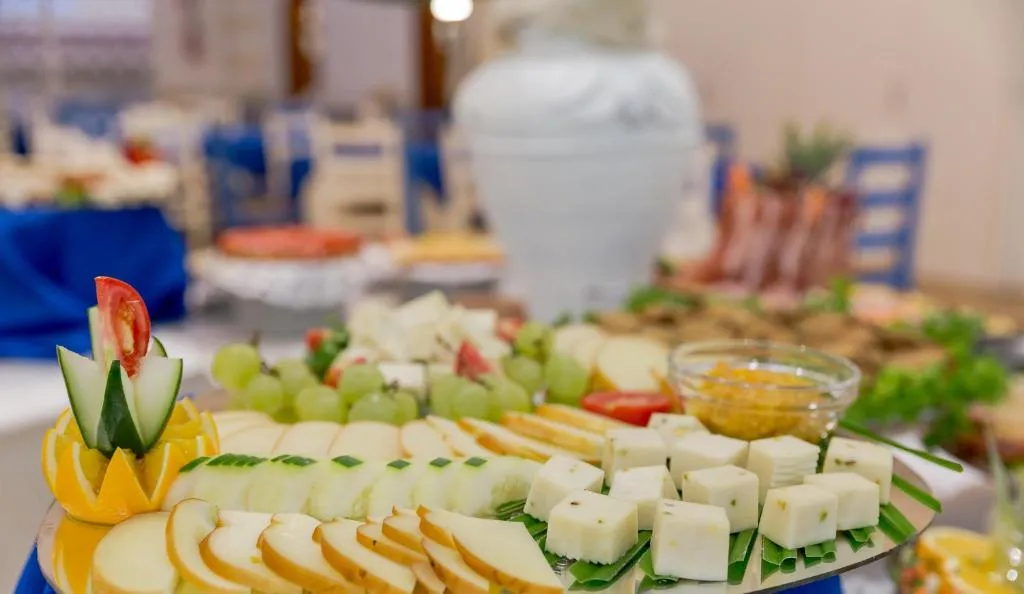 Buffet con selezione di formaggi, frutta e verdure decorate